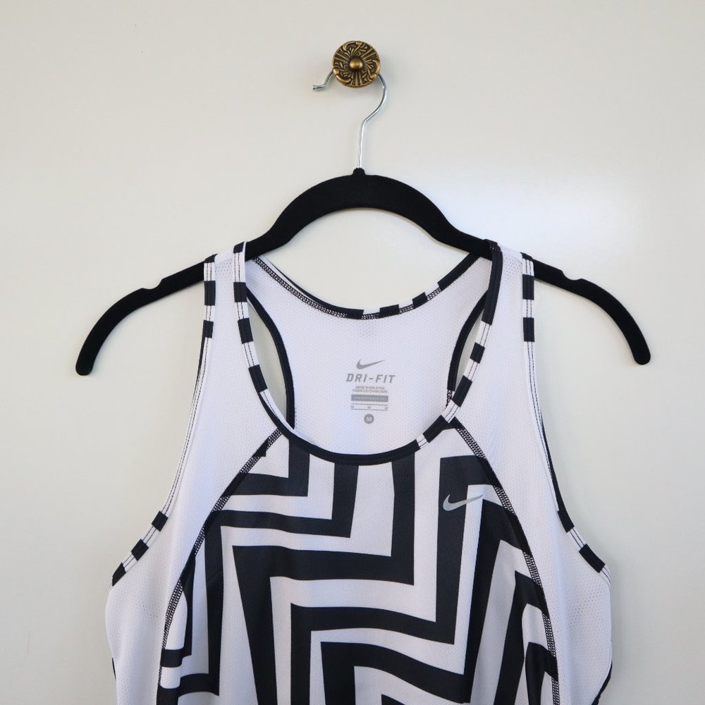 NIKE DryFit Work out Tank Top Size Medium - Picture 3 of 5